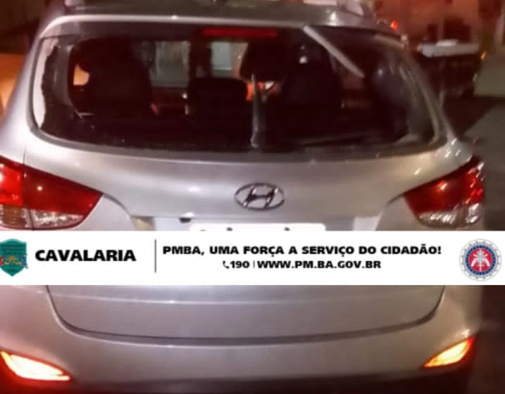 Carro roubado capota na Paralela durante perseguição policial