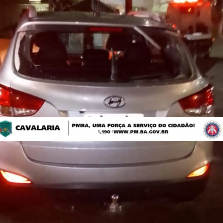 Carro roubado capota na Paralela durante perseguição policial