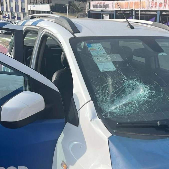 Ambulante ataca veículo da Semop em operação na Praia da Barra