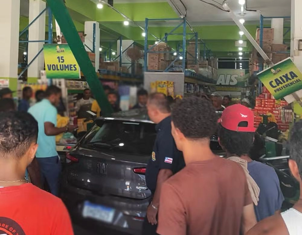 Motorista perde controle da direção e carro invade supermercado em Ilhéus