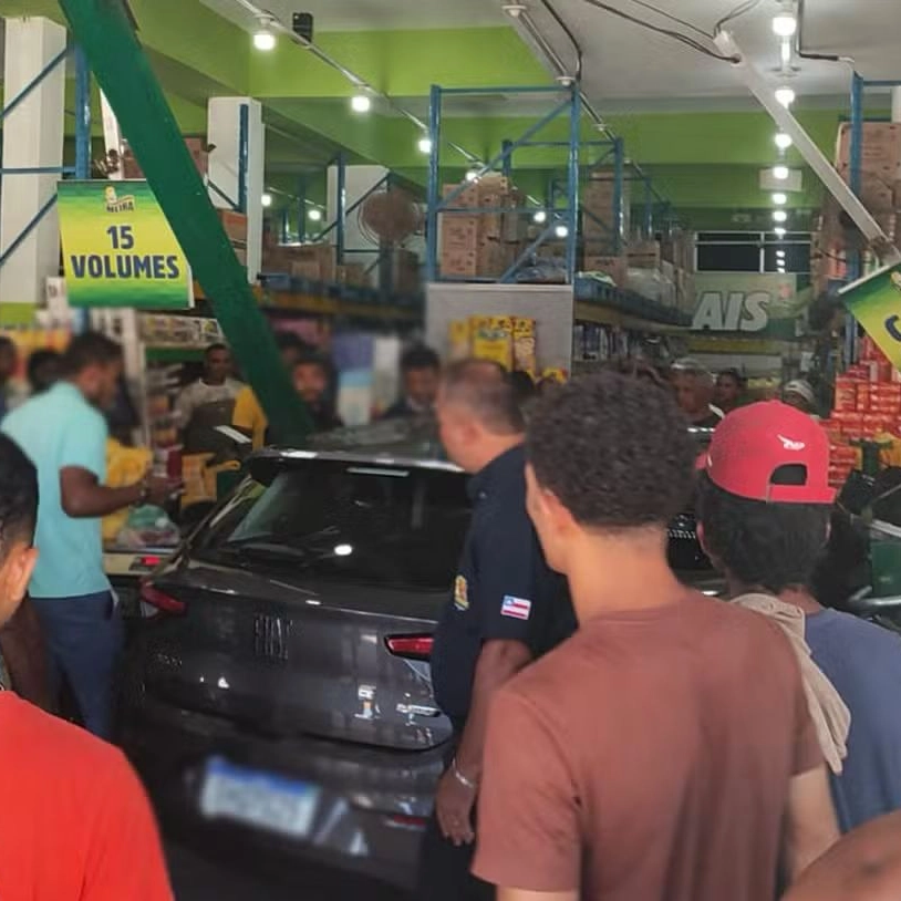 Motorista perde controle da direção e carro invade supermercado em Ilhéus