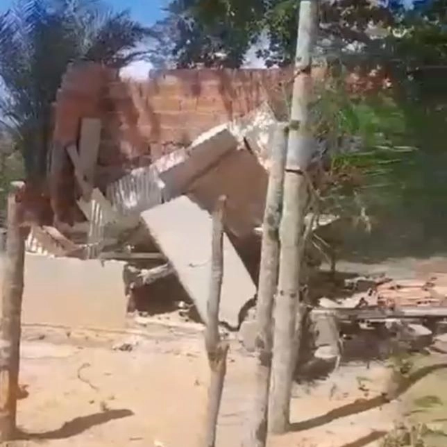 Casas são demolidas em Camaçari e moradores se desesperam