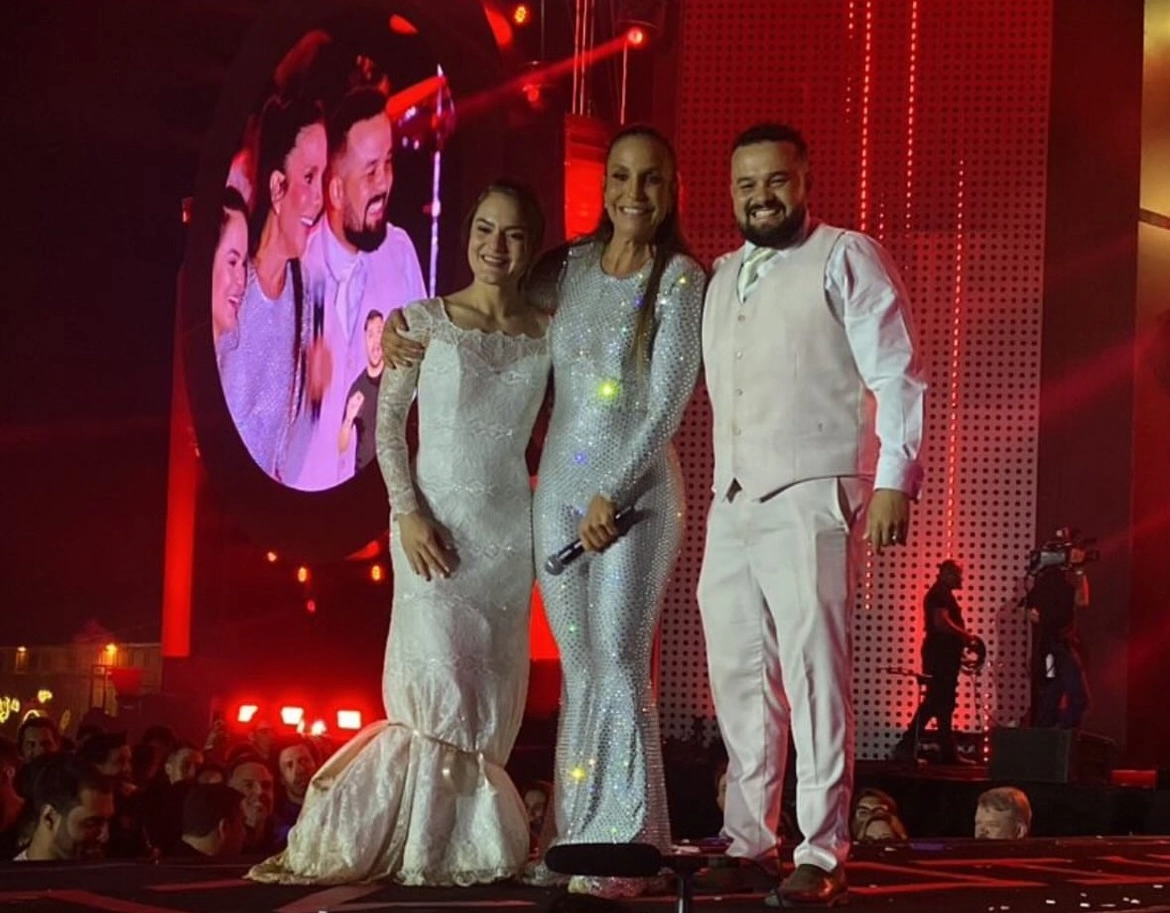 Ivete Sangalo celebra casamento em cima do palco durante show