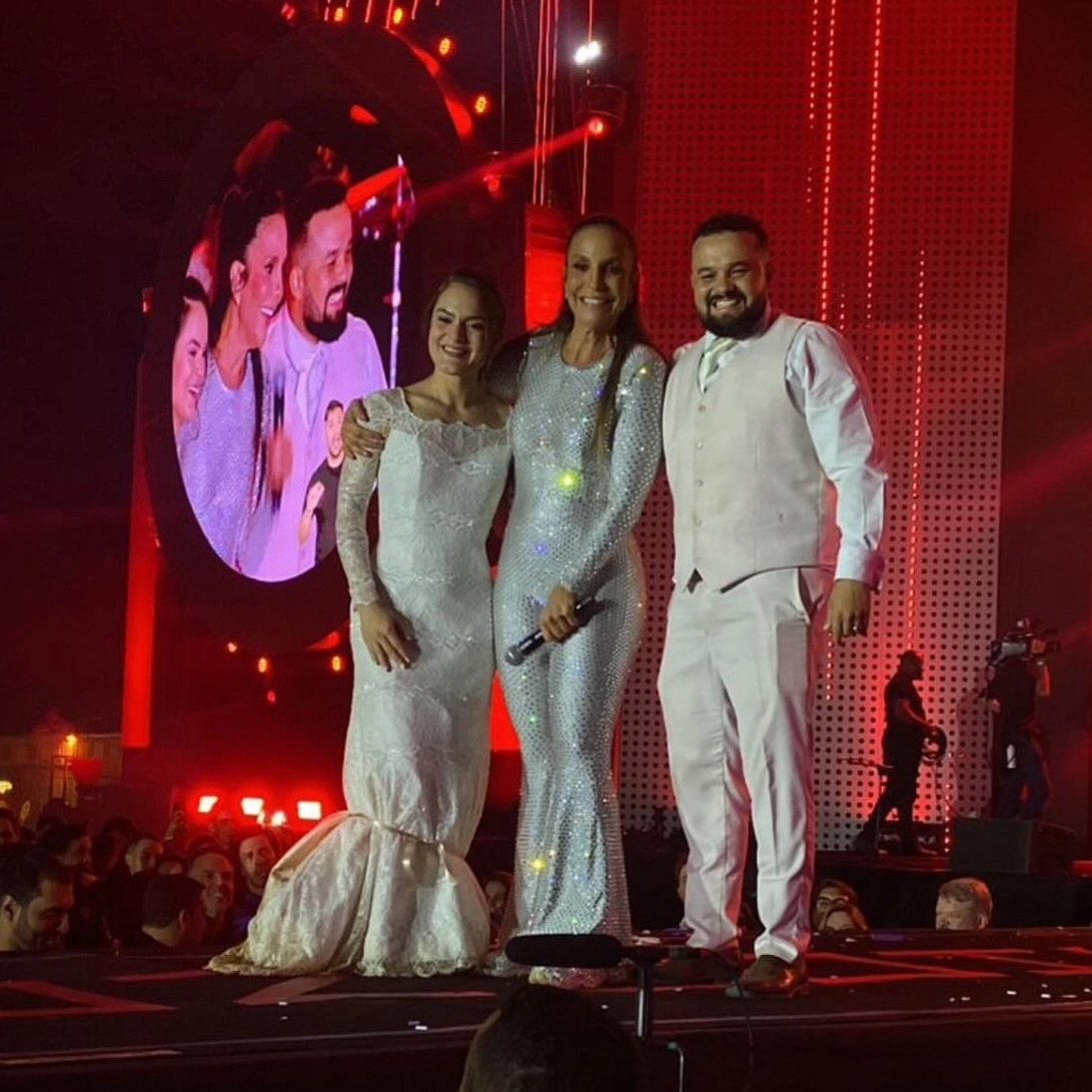 Ivete Sangalo celebra casamento em cima do palco durante show