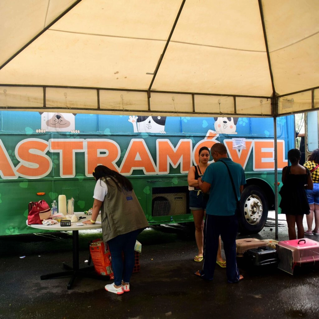 Castramóvel inicia atendimentos na Avenida Paralela