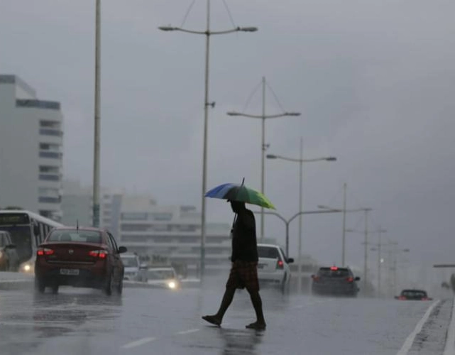 Inmet emite alerta na Bahia e mais 15 estados em razão de chuvas intensas