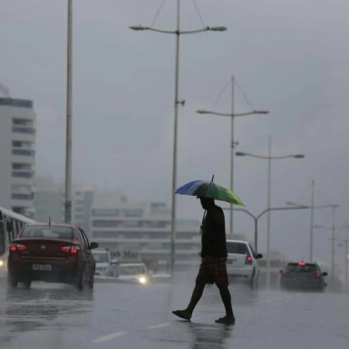 Inmet emite alerta na Bahia e mais 15 estados em razão de chuvas intensas