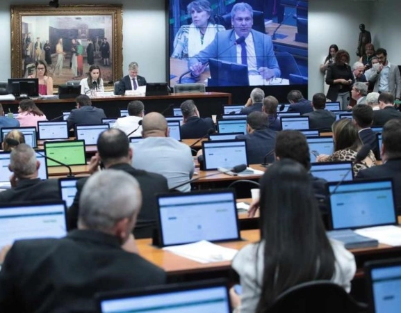 CCJ aprova PEC que limita poderes do STF