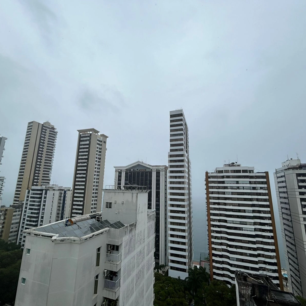 Vai continuar chovendo? Veja como fica a previsão do tempo em Salvador nesta semana