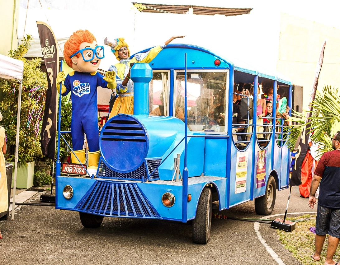 Bailinho infantil Iaô leva folia de Carnaval para a Cidade Baixa