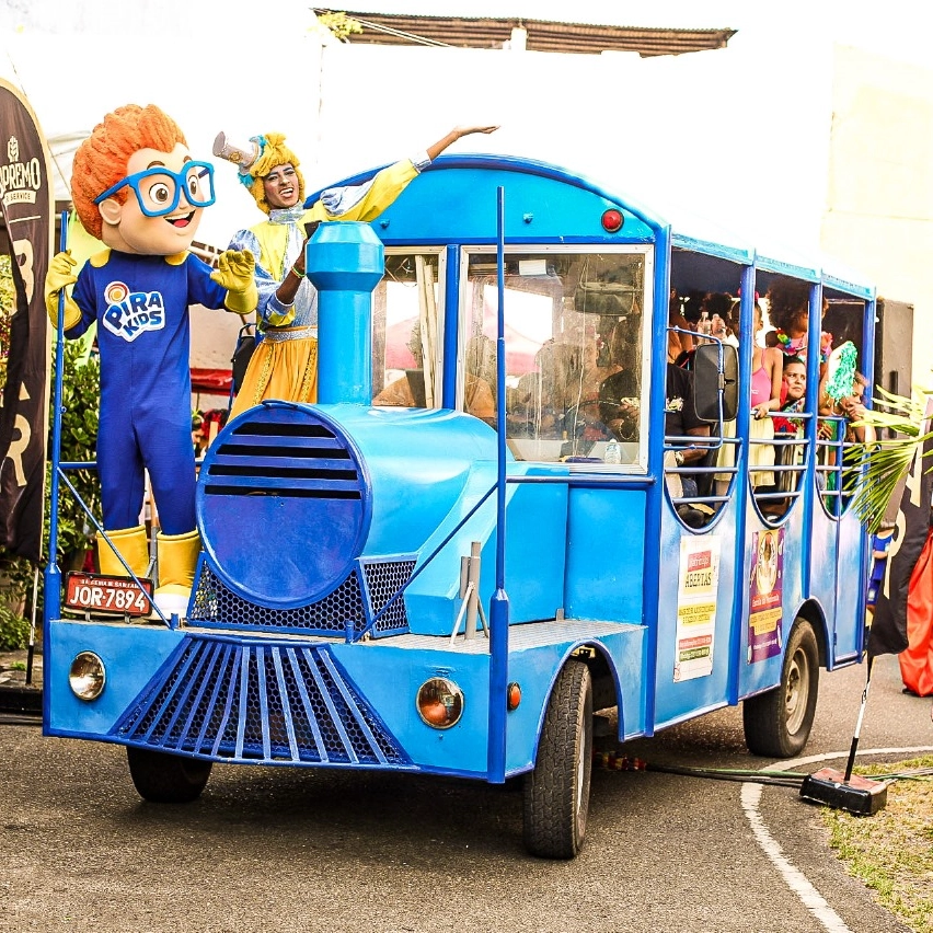 Bailinho infantil Iaô leva folia de Carnaval para a Cidade Baixa