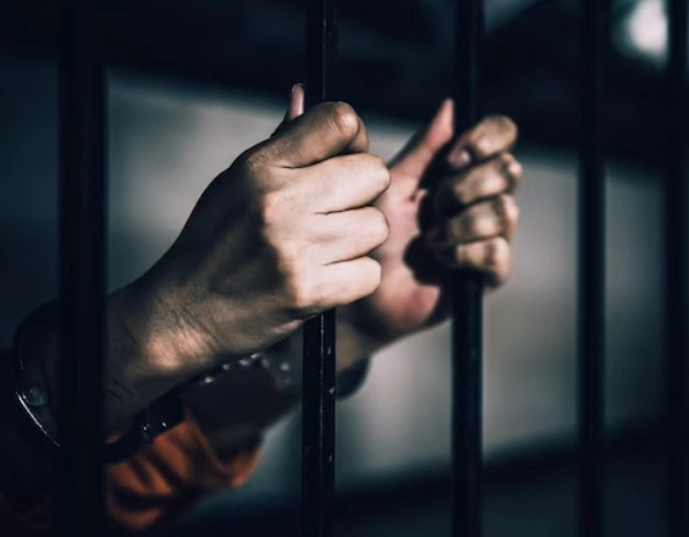 PL propõe restringir prisão preventiva de réus primários; entenda