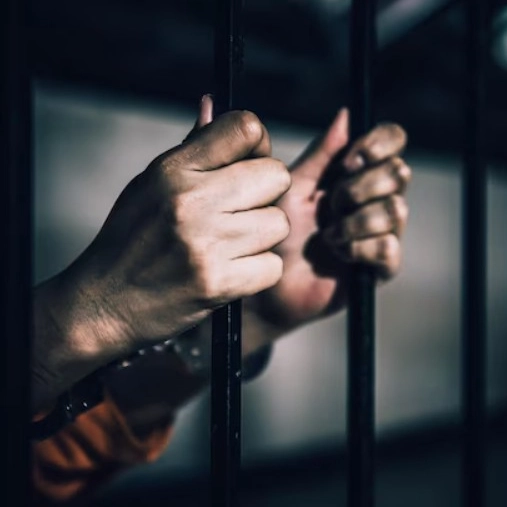 PL propõe restringir prisão preventiva de réus primários; entenda