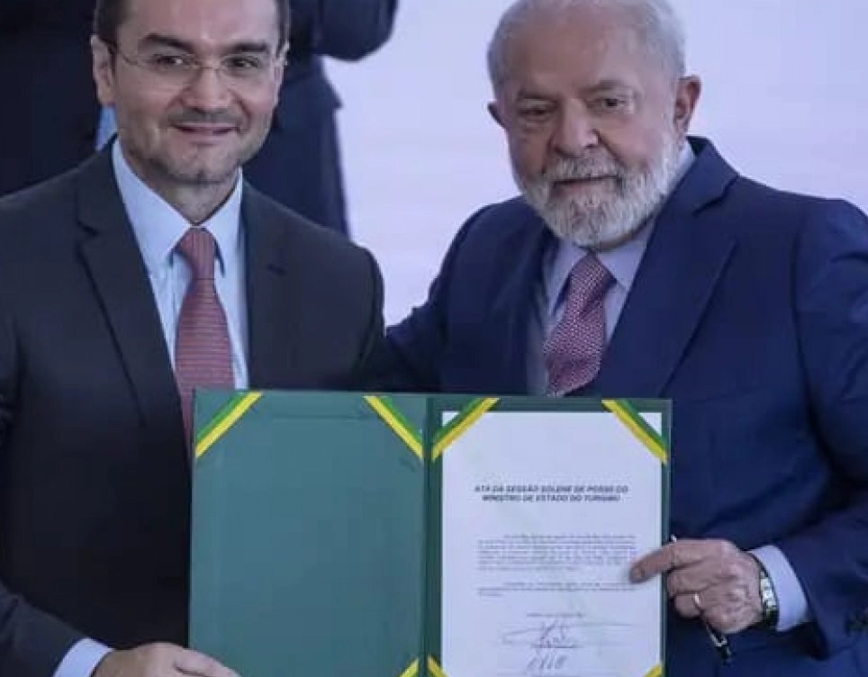 União Brasil ameaça expulsar ministro Celso Sabino se ele permanecer no governo Lula