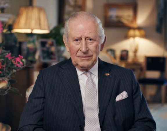 Charles III quebra protocolo e fala sobre tratamento contra o câncer