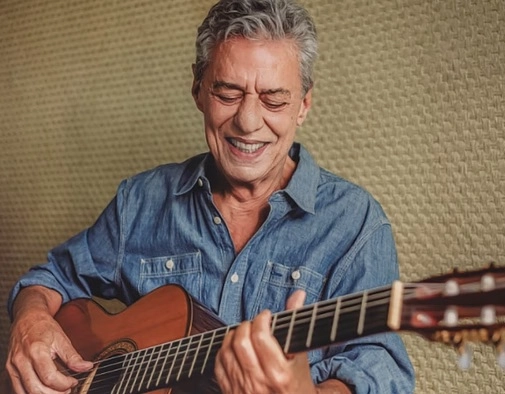 Chico Buarque passa por cirurgia no crânio; cantor se recupera bem
