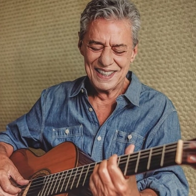 Chico Buarque passa por cirurgia no crânio; cantor se recupera bem