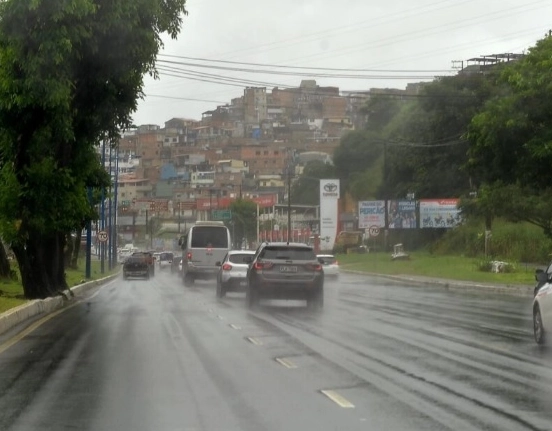 Frente fria avança sobre a Bahia: há previsão de chuvas fortes e risco de alagamentos