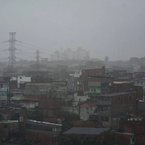 Frente fria atinge Salvador e deve chover até quinta