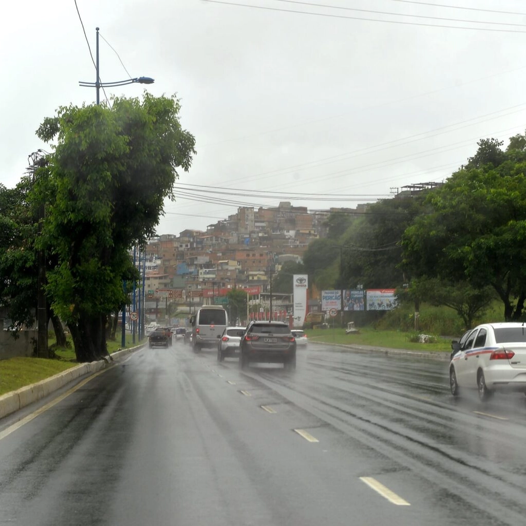 Frente fria avança sobre a Bahia: há previsão de chuvas fortes e risco de alagamentos