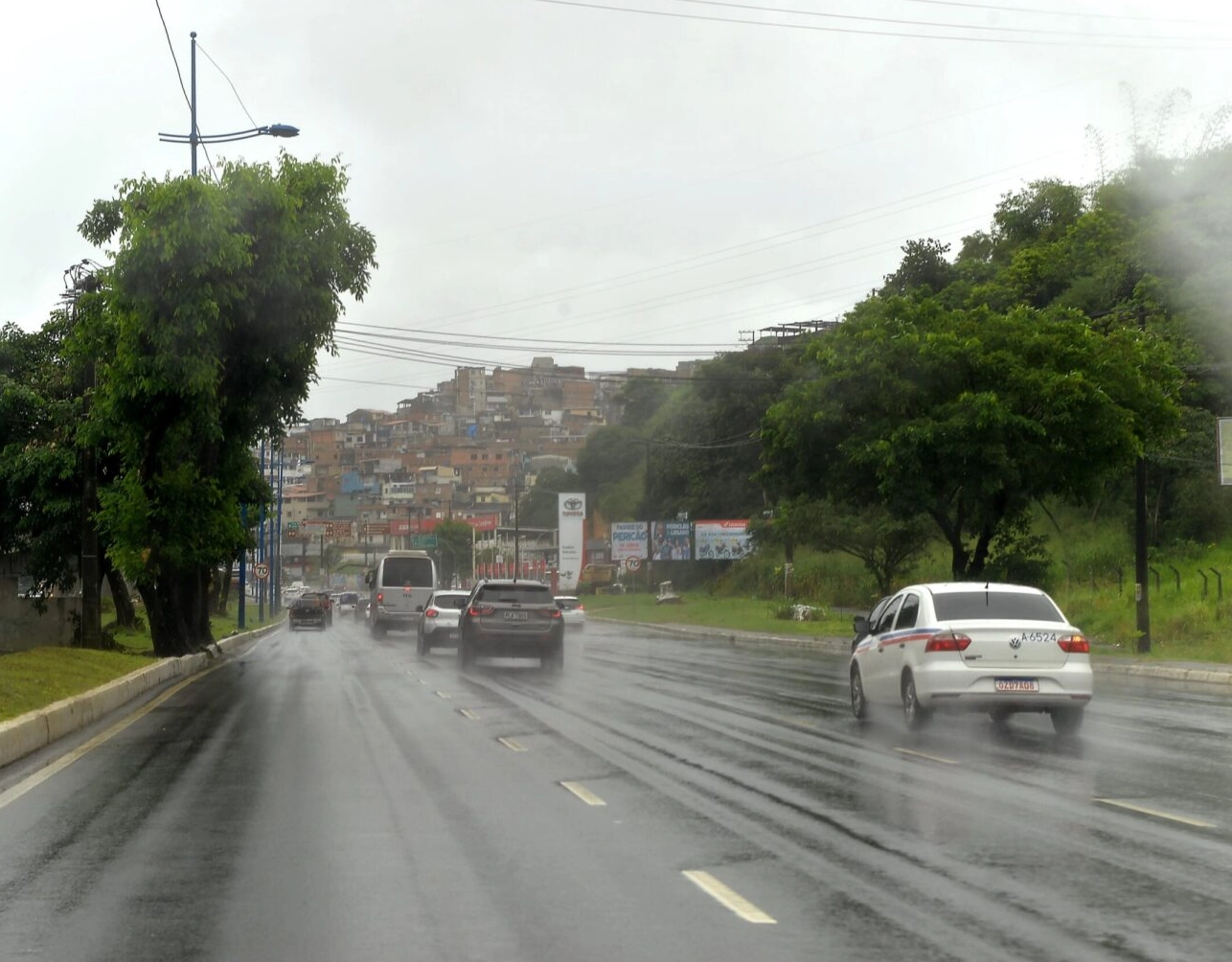 Salvador enfrenta mais um dia de chuvas intensas