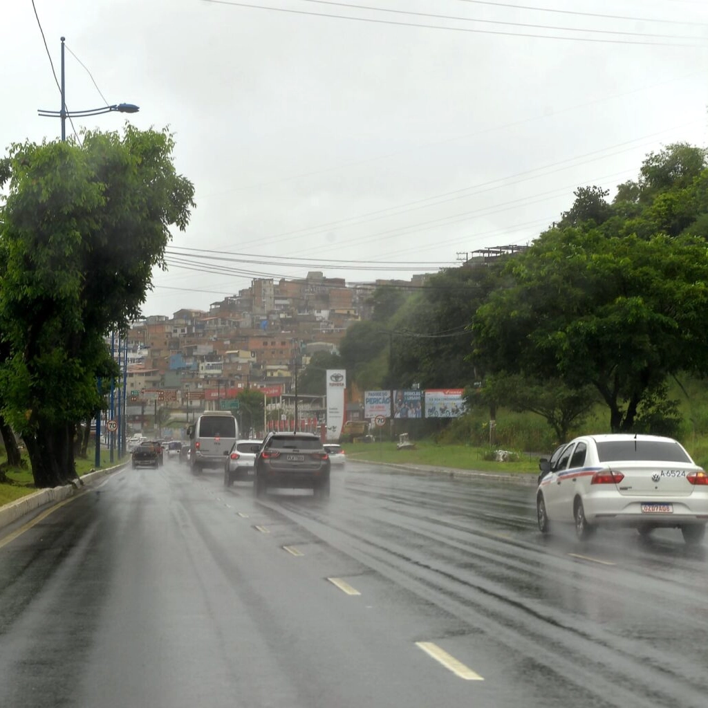 Frente fria chega na Bahia e provoca temporais