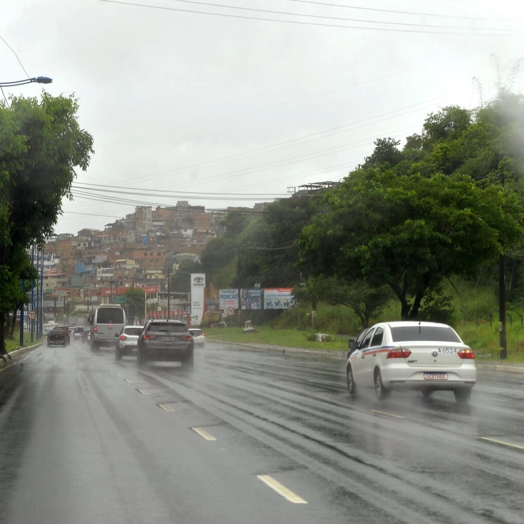 Fim de semana tem chuvas e ventos fortes em Salvador: confira a previsão