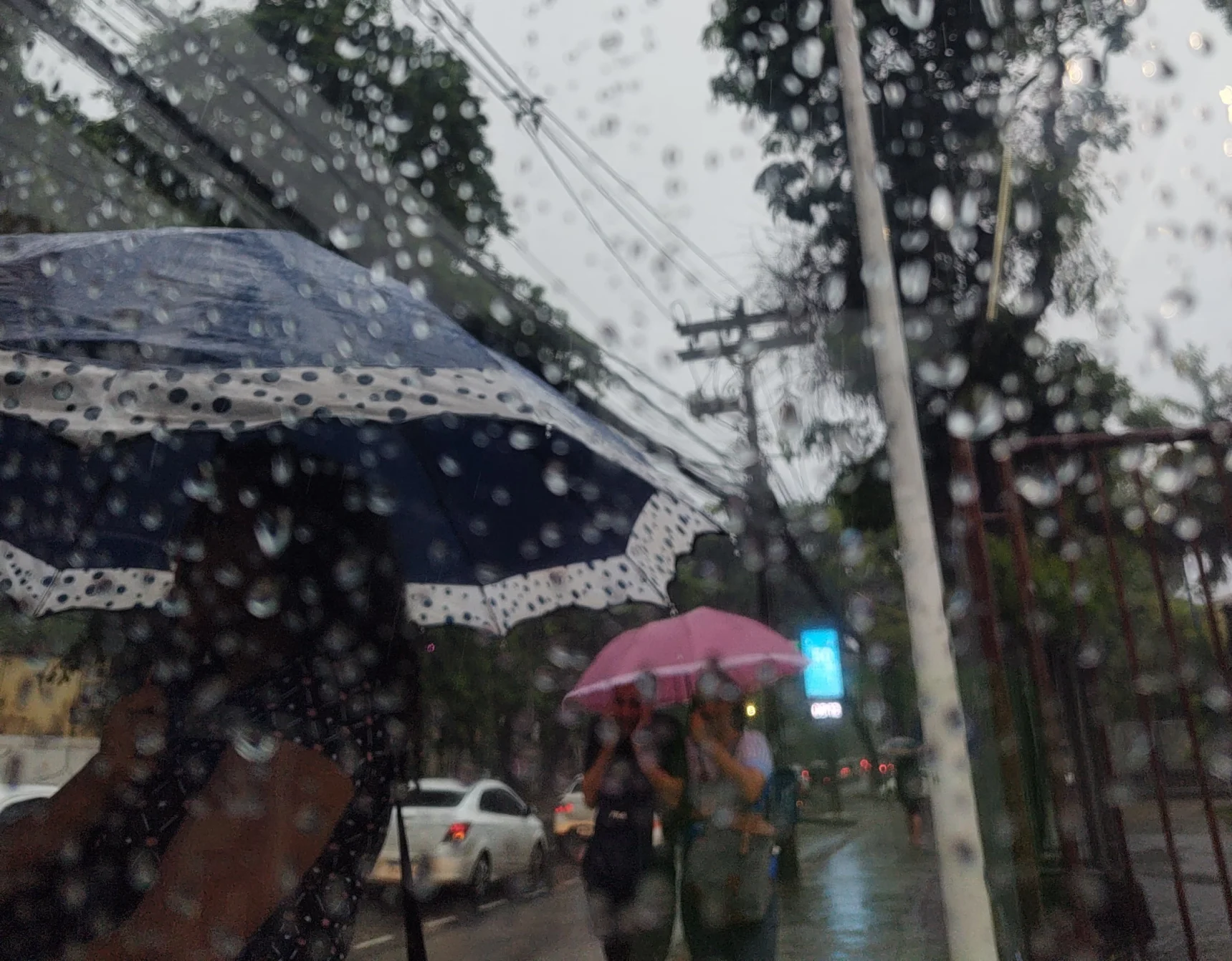 Salvador amanhece debaixo de chuva