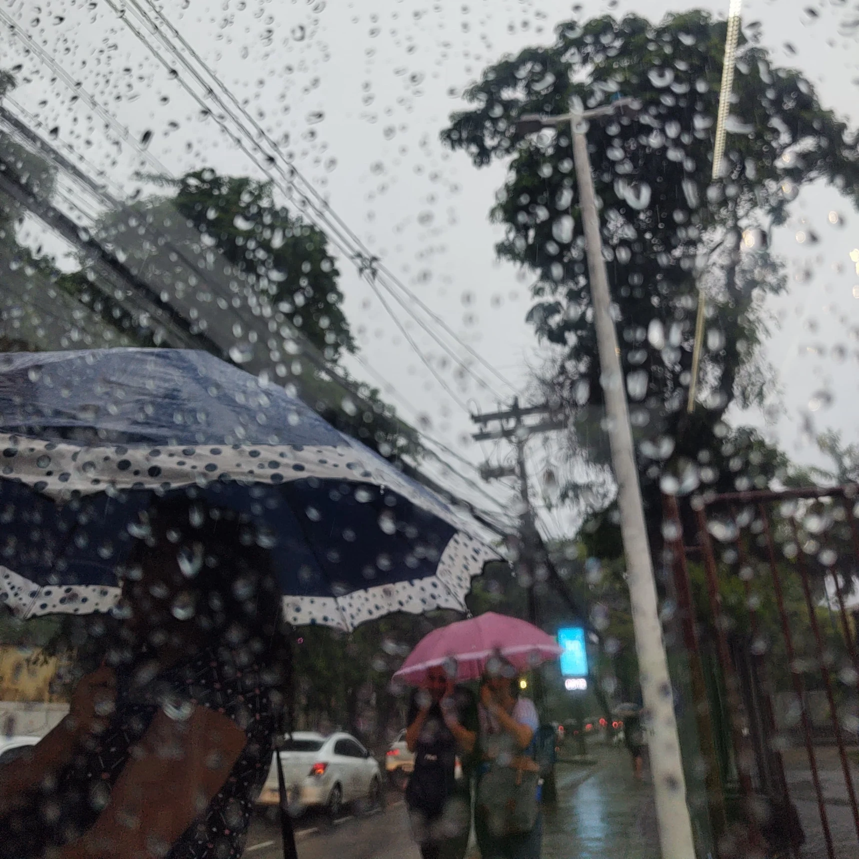 Salvador amanhece com chuva