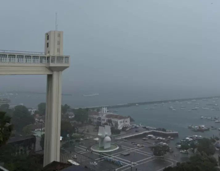 Frente fria causa fortes chuvas e ventos em Salvador; Codesal emite alerta de atenção
