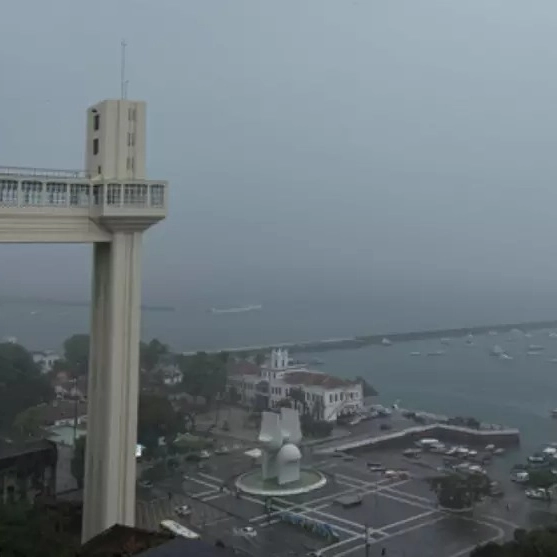 Frente fria causa fortes chuvas e ventos em Salvador; Codesal emite alerta de atenção
