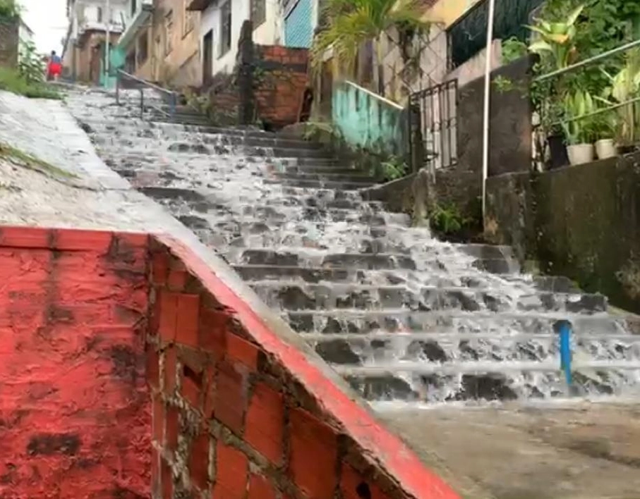 Chuva provoca alagamentos em alguns pontos de Salvador e trânsito fica prejudicado