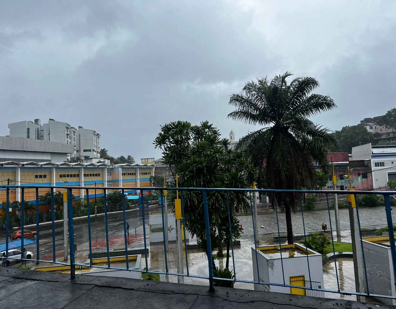 Bairros alagados e pessoas ilhadas após forte chuva em Salvador