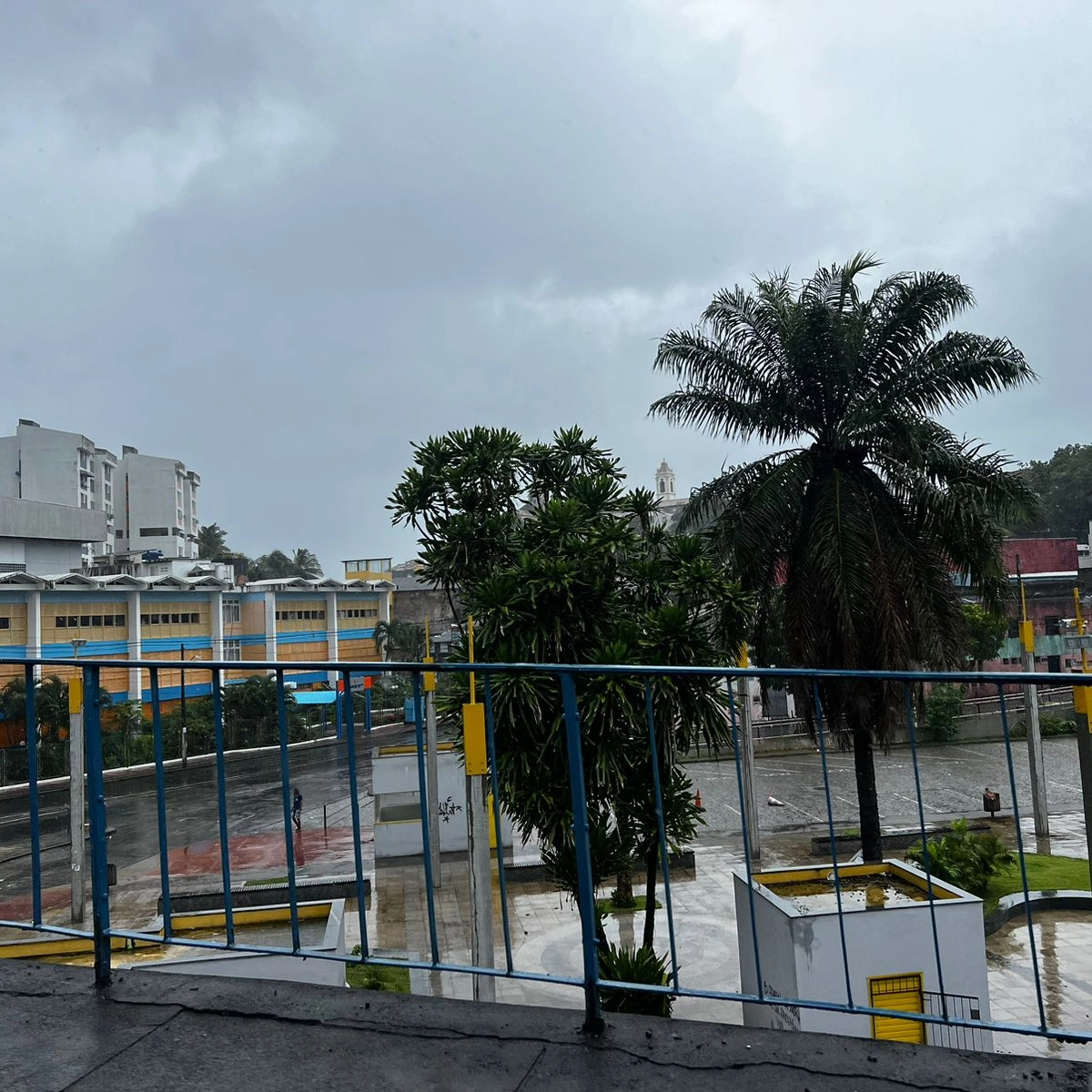 Bairros alagados e pessoas ilhadas após forte chuva em Salvador