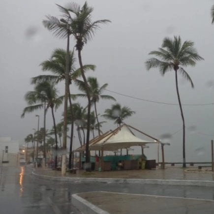 Nublado e com pancadas de chuva: veja como fica o tempo sem Salvador neste Final de semana