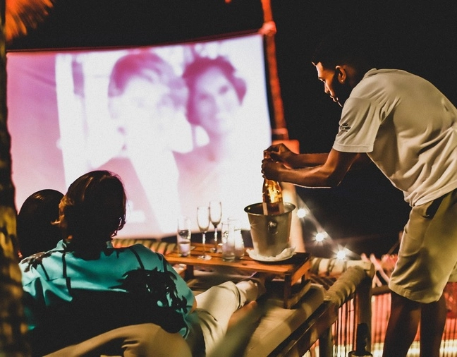Bar exibe “Uma Linda Mulher” em sessão ao ar livre no Rio Vermelho