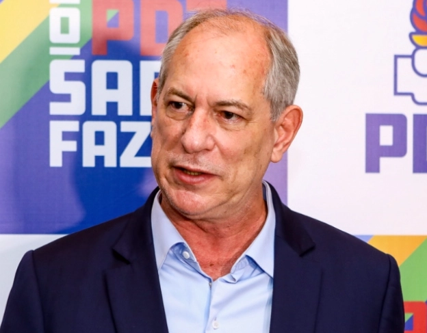 Ciro Gomes dá tapa no rosto de homem que o chamou de "bandido"; assista