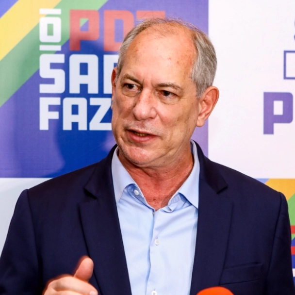 Ciro Gomes dá tapa no rosto de homem que o chamou de "bandido"; assista