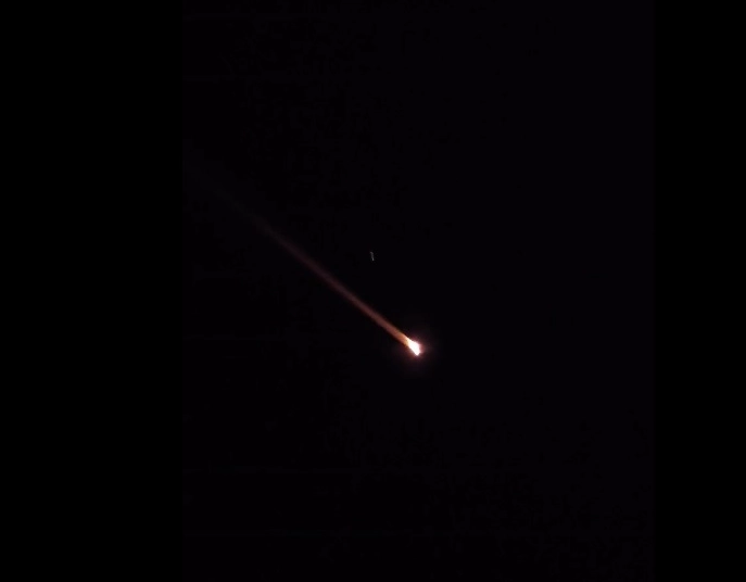 Luz misteriosa cortando o céu chama a atenção. O que pode ter acontecido?