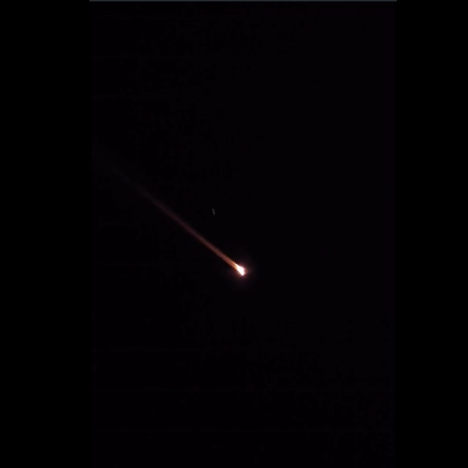 Luz misteriosa cortando o céu chama a atenção. O que pode ter acontecido?