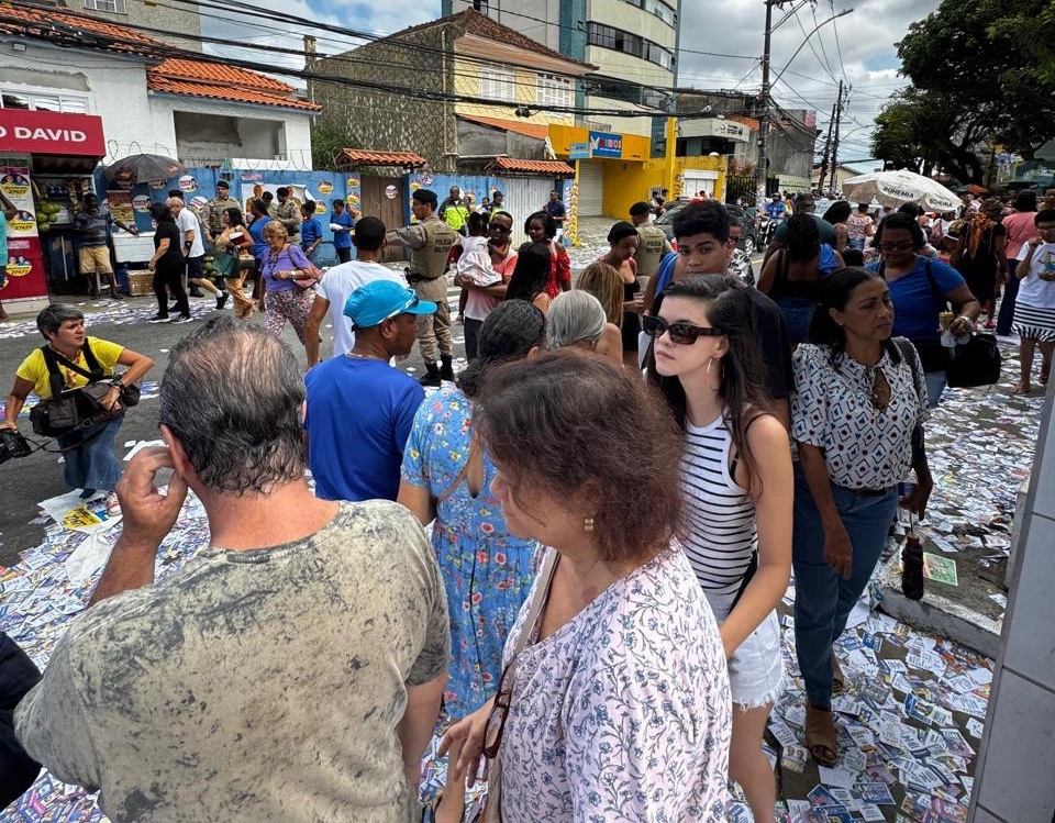 Trânsito fica intenso e fluxo de gente é grande nas imediações do Colégio Luiz Viana