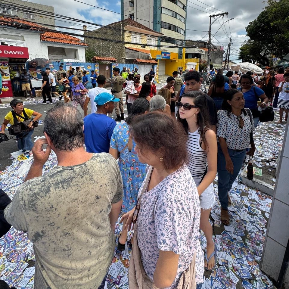 Trânsito fica intenso e fluxo de gente é grande nas imediações do Colégio Luiz Viana