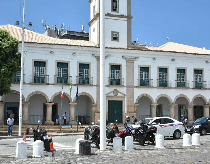SUVs, pretos e até banco de couro: Câmara de Salvador vai gastar R$ 271 mil só para alugar carros para vereadores