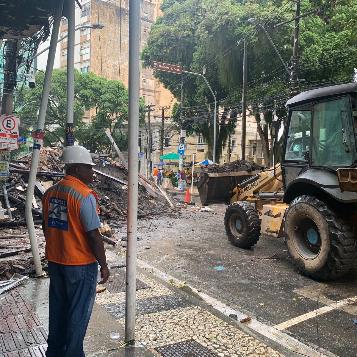 Pista é interditada na Av.Sete e Órgãos avaliam demolição de prédio que pegou fogo