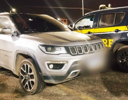 PRF prende líder de facção com carro de luxo roubado, em Simões Filho