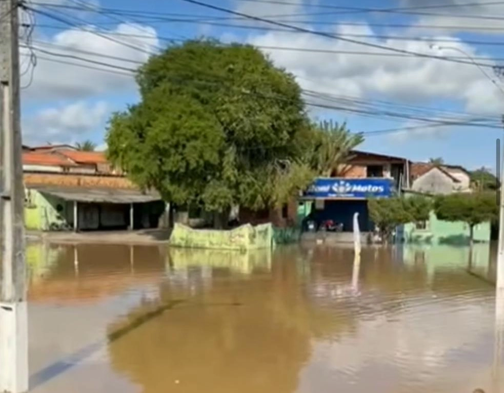 Rio transborda e casas ficam alagadas em Conde