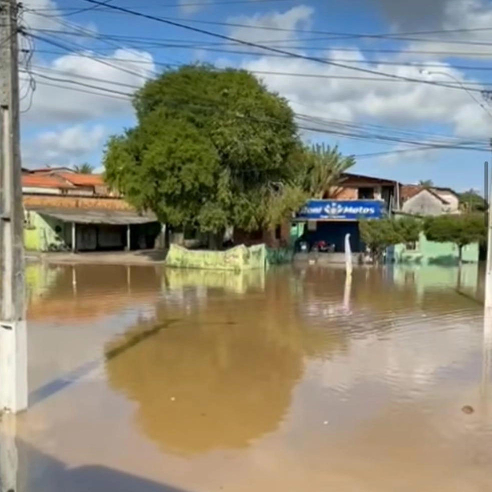 Rio transborda e casas ficam alagadas em Conde