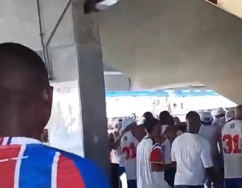 Torcedores do Bahia brigam dentro da Arena Fonte Nova durante partida do Tricolor contra o Jequié.