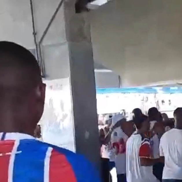 Torcedores do Bahia brigam dentro da Arena Fonte Nova durante partida do Tricolor contra o Jequié.