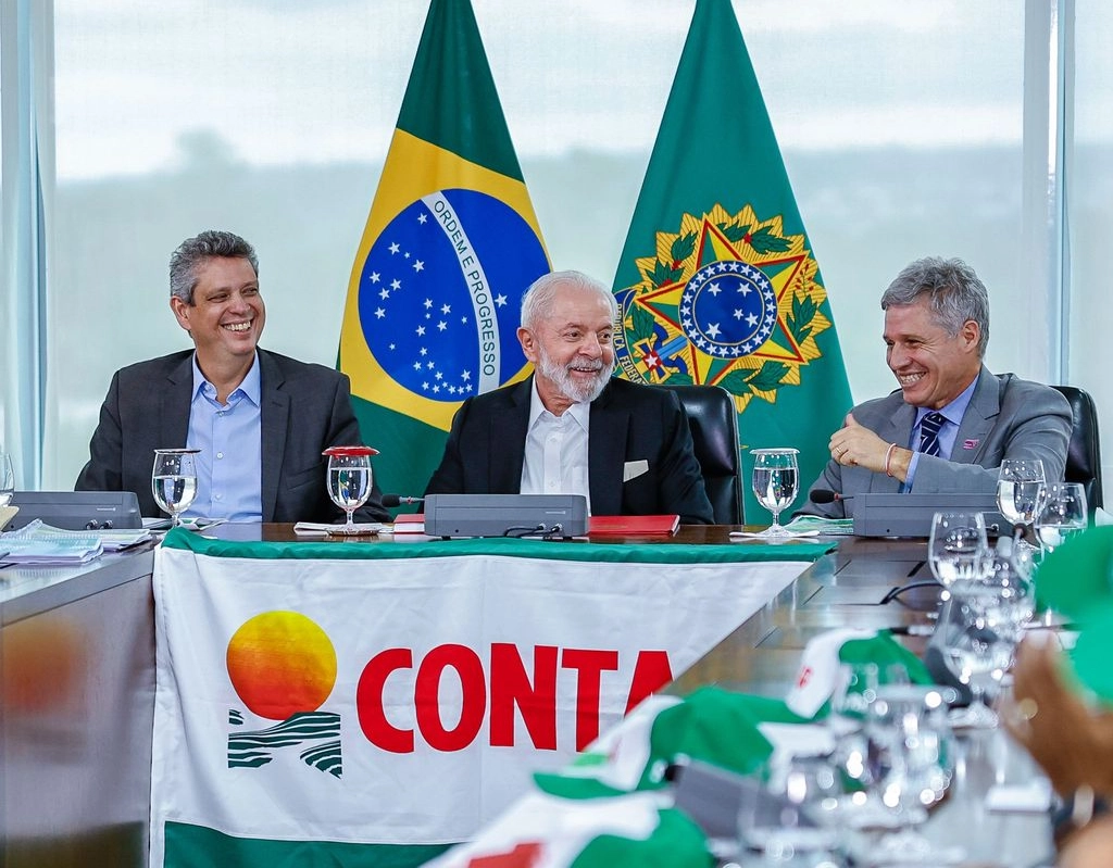 Escândalo no INSS: entidade suspeita de desviar R$ 2 bilhões tem influência no Congresso